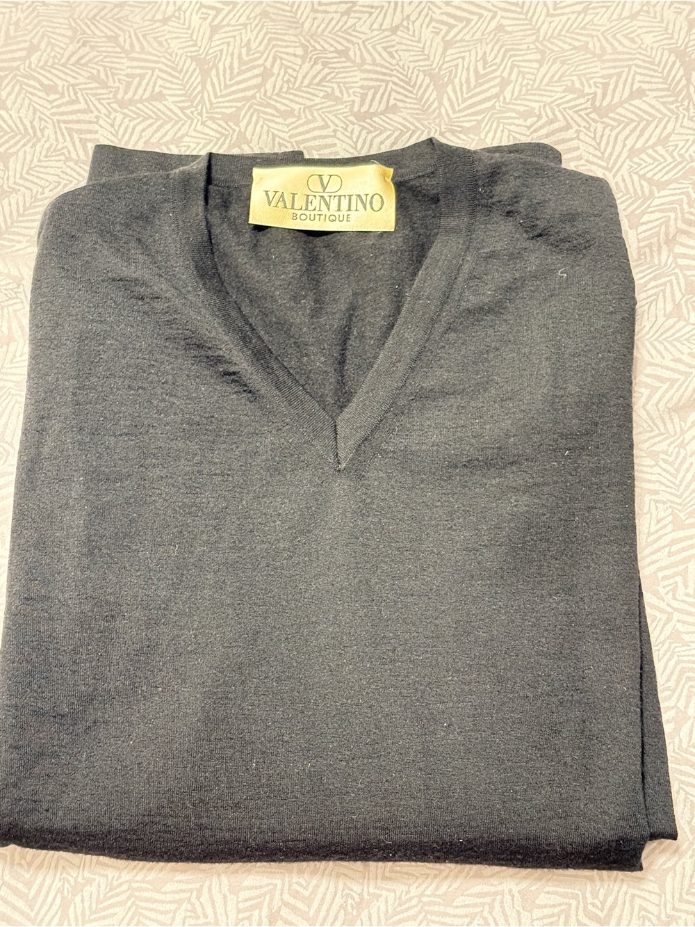 Valentino Boutique Men's V-Neck Cashmere Sweater in Black